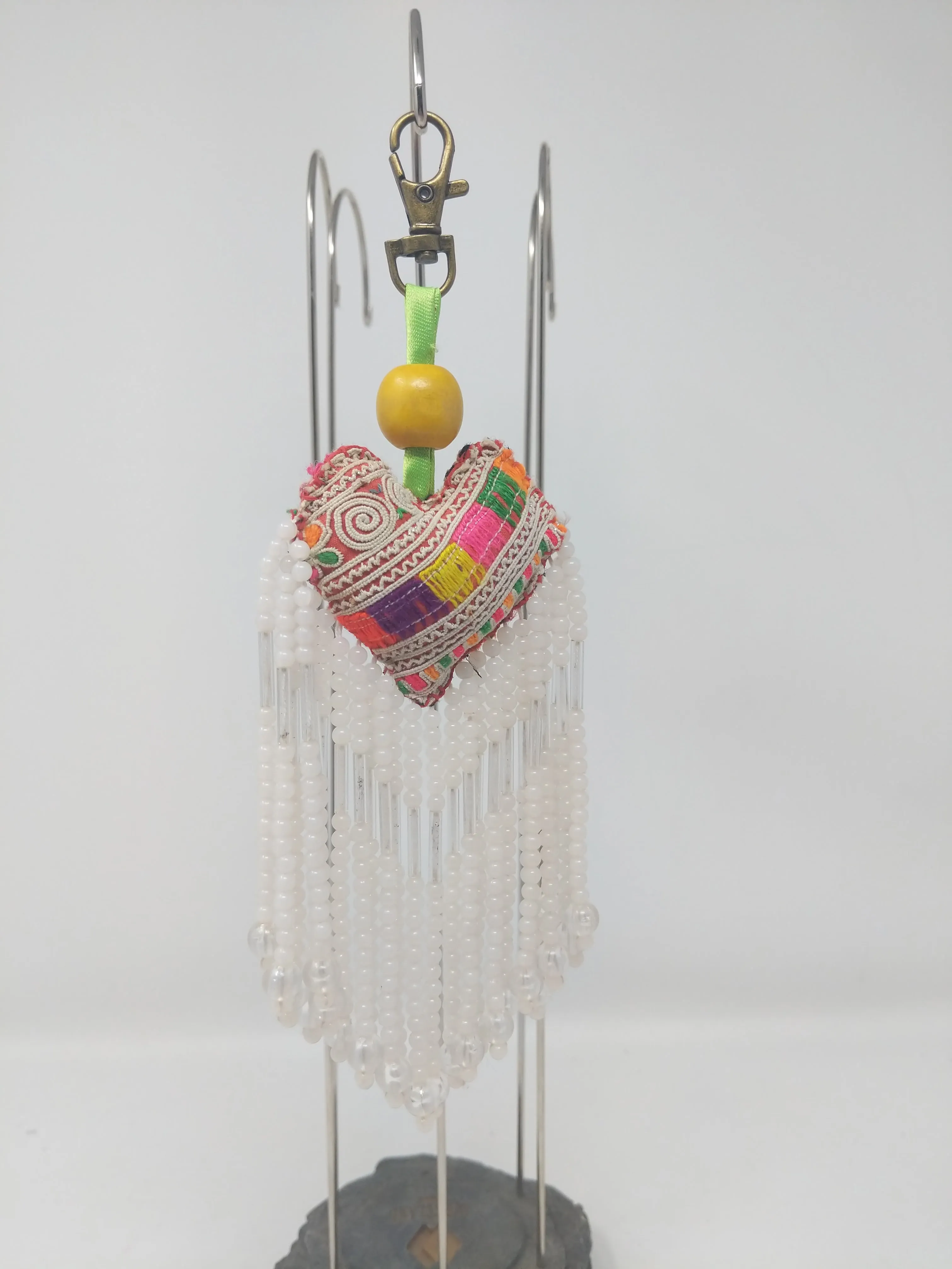 SMALL HEART WITH FRINGE WHITE